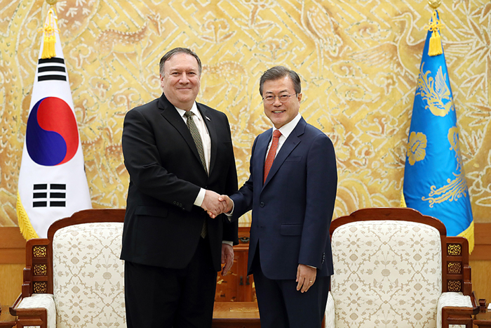 10月7日，韩国总统文在寅（右）与美国国务卿迈克•蓬佩奥在青瓦台接待室握手。图片来源：青瓦台